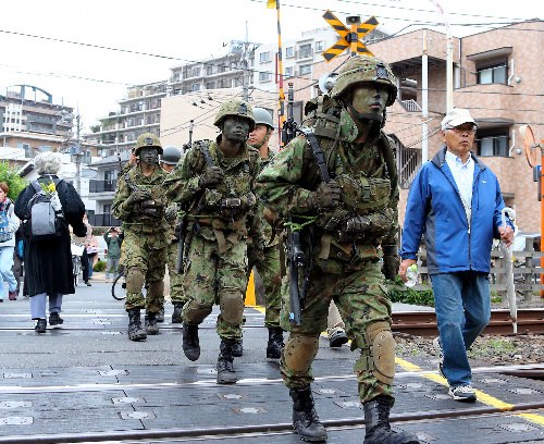 日本自衛(wèi)隊(duì)員持槍械現(xiàn)身東京街頭引發(fā)抗議