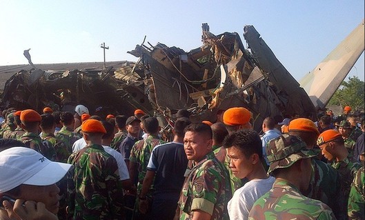 印尼空軍飛機墜入首都軍方住宅區(qū) 致10人死亡