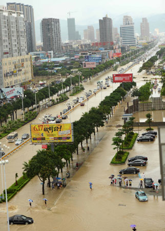 罕見暴雨突襲福建福清三小時(shí) 城區(qū)被淹成澤國(guó)