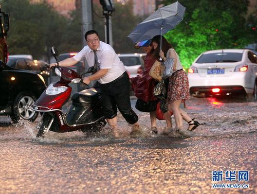 河南洛陽(yáng)“白領(lǐng)哥”雨中助人走紅網(wǎng)絡(luò)