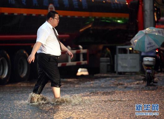 河南洛陽“白領(lǐng)哥”雨中助人走紅網(wǎng)絡(luò)