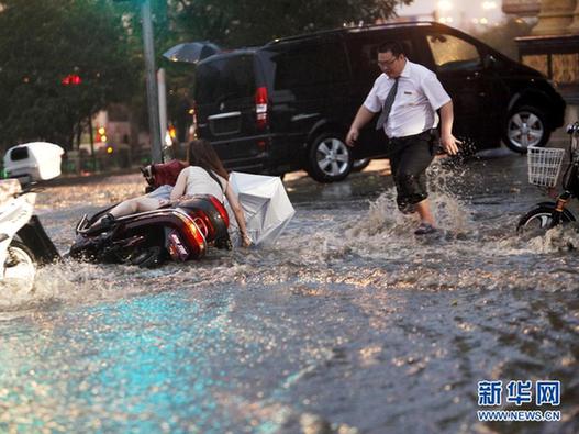 河南洛陽“白領(lǐng)哥”雨中助人走紅網(wǎng)絡