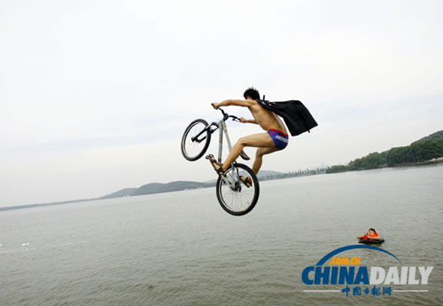 武漢極限運(yùn)動(dòng)愛好者“跳湖”度夏