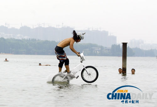 武漢極限運(yùn)動(dòng)愛好者“跳湖”度夏