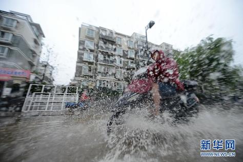 南方遭暴雨襲擊 城區(qū)可“看海”