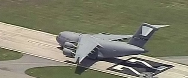 美大型軍用運(yùn)輸機(jī)錯(cuò)降小機(jī)場(chǎng) 在距離跑道盡頭三米處奇跡降落