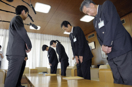 日本男孩因遭同學(xué)欺凌自殺 當(dāng)?shù)厥虚L道歉平眾怒