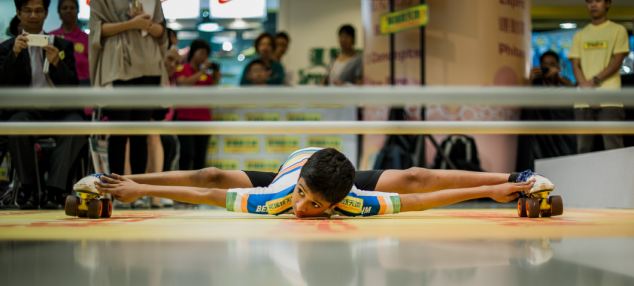 印度11歲滑旱冰高手貼地滑過17厘米高長桿創(chuàng)紀(jì)錄