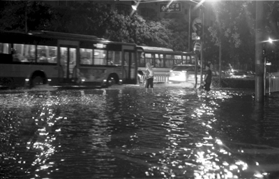 北京昨晚再降暴雨 廣渠門(mén)橋連夜加裝監(jiān)控探頭