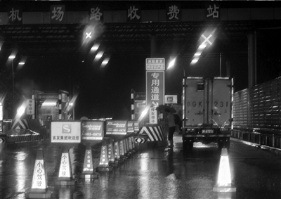 北京昨晚再降暴雨 廣渠門(mén)橋連夜加裝監(jiān)控探頭