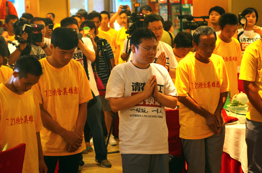 崔永元請7·21暴雨救人農(nóng)民工吃飯