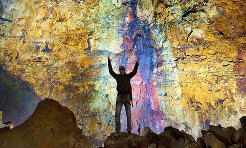 攝影師勇探冰島休眠火山心臟 用鏡頭揭示熔巖寶庫(kù)之美