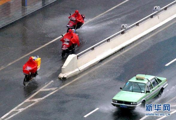 臺(tái)風(fēng)暴雨逼停京哈線70趟列車 沖鋒舟進(jìn)車站