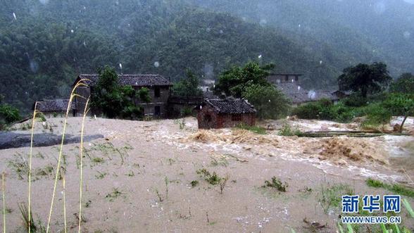 臺(tái)風(fēng)暴雨逼停京哈線70趟列車 沖鋒舟進(jìn)車站