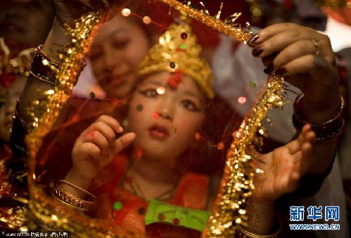 尼泊爾百名女孩角逐庫(kù)瑪麗“活女神”