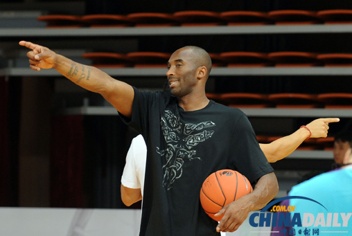 NBA巨星科比抵達(dá)武漢 與球迷零距離接觸