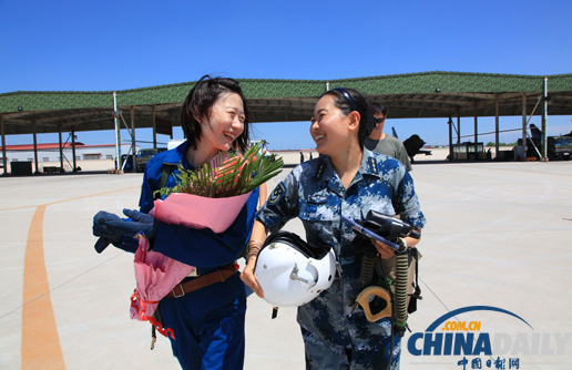 空軍女飛行員順利完成殲－10戰(zhàn)機(jī)首次單飛