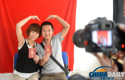 浪漫七夕 新人扎堆領(lǐng)結(jié)婚證拍婚紗照