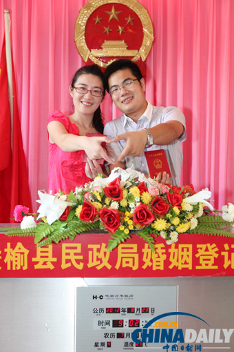 浪漫七夕 新人扎堆領(lǐng)結(jié)婚證拍婚紗照