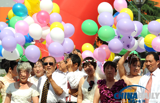 浪漫七夕 新人扎堆領(lǐng)結(jié)婚證拍婚紗照