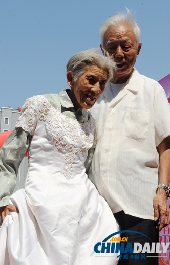 浪漫七夕 新人扎堆領(lǐng)結(jié)婚證拍婚紗照