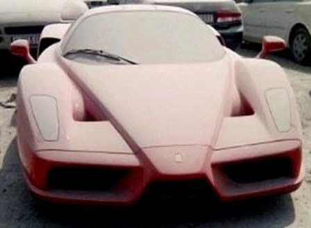大批英國(guó)富人棄豪車(chē)逃離迪拜躲債 包括百萬(wàn)英鎊法拉利