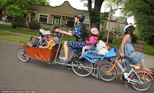 美國媽媽巧改自行車 同時(shí)送6個(gè)子女上學(xué)(圖)