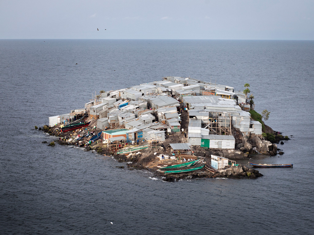 “釣魚”引發(fā)非洲小島之爭 半個(gè)足球場大竟住千余人