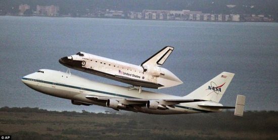 美國“奮進(jìn)”號航天飛機搭客機進(jìn)行最后空中之旅