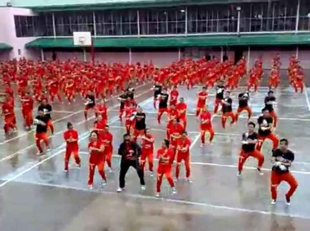 菲律賓千名囚犯模仿韓國(guó)神曲“江南Style” 場(chǎng)面壯觀