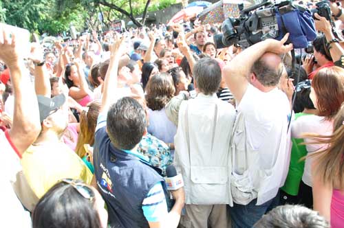 委內瑞拉2名總統(tǒng)候選人均稱將尊重選舉結果