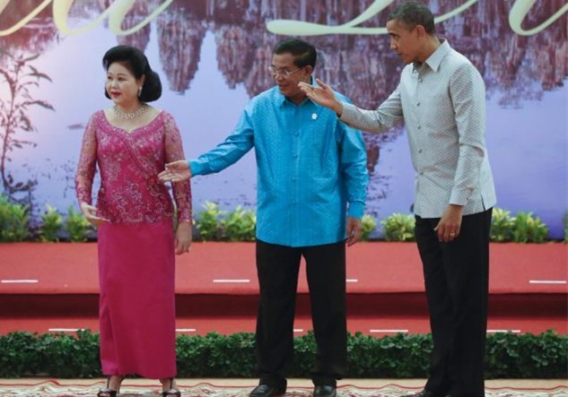 對(duì)奧巴馬不敬？美媒稱(chēng)柬埔寨首相夫人行禮“留一手”