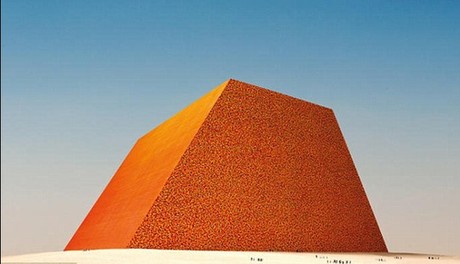 美藝術(shù)家擬建世界最大平頂金字塔 耗資2.12億英鎊動(dòng)用40萬(wàn)個(gè)油桶