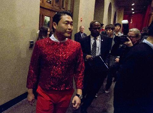 奧巴馬一家出席圣誕慈善音樂會 鳥叔盛裝獻藝