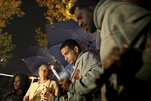 美國小學發(fā)生槍擊案至少28人死 奧巴馬難過落淚