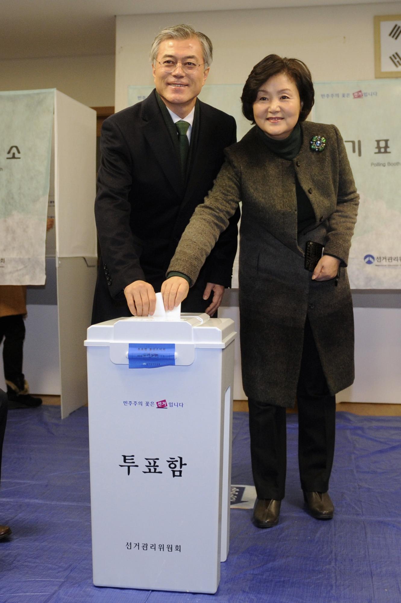 樸槿惠贏得雌雄對(duì)決 “冰公主”當(dāng)選韓國(guó)首位女總統(tǒng)