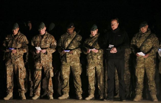 火雞、美食、桌球賽 卡梅倫突訪英駐阿基地與士兵共迎圣誕節(jié)