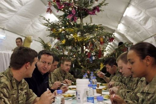 火雞、美食、桌球賽 卡梅倫突訪英駐阿基地與士兵共迎圣誕節(jié)