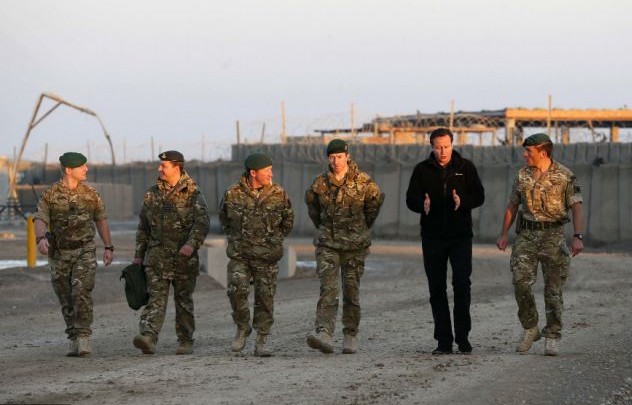 火雞、美食、桌球賽 卡梅倫突訪英駐阿基地與士兵共迎圣誕節(jié)
