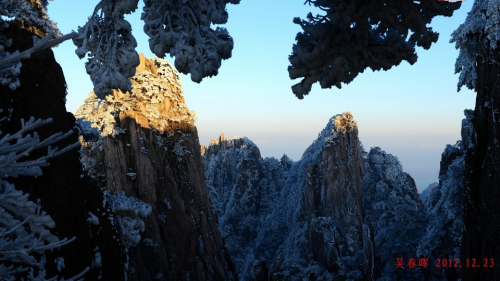 黃山現(xiàn)霧凇奇觀 “千樹萬樹梨花開”若琉璃世界