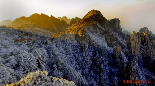 黃山現(xiàn)霧凇奇觀 “千樹(shù)萬(wàn)樹(shù)梨花開(kāi)”若琉璃世界