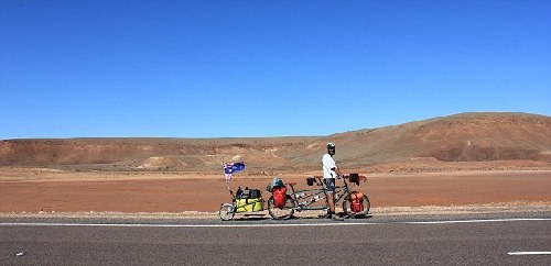 英國新婚夫婦騎行三大洲“度蜜月” 途經中國