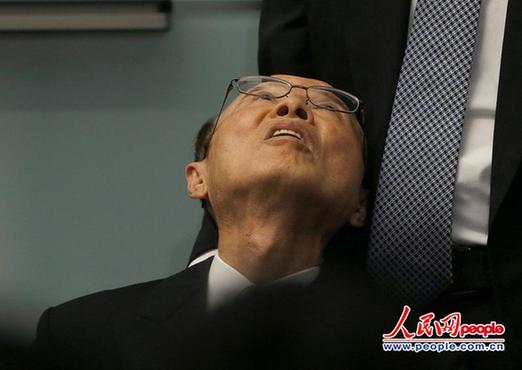 日本新任內(nèi)閣官房副長(zhǎng)官在首相就任記者會(huì)上突然暈倒