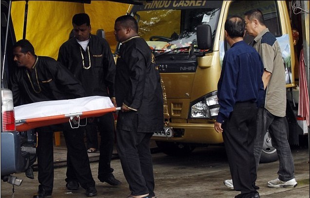 印度輪奸案受害人遺體運(yùn)回國 民憤難平嫌犯或被處死刑