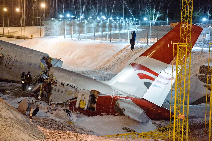 俄客機(jī)降落時(shí)沖出跑道斷裂至少4人死亡 或駕駛員失誤所致