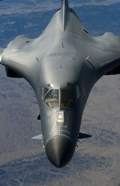 實(shí)拍美軍戰(zhàn)略轟炸機(jī)空中加油 飛行員高舉國(guó)旗