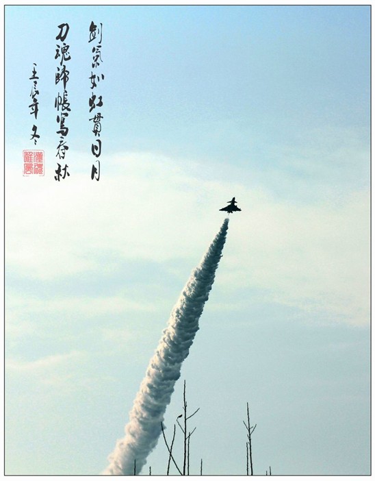 震撼！殲-10戰(zhàn)機(jī)試飛時(shí)空中放油[組圖]