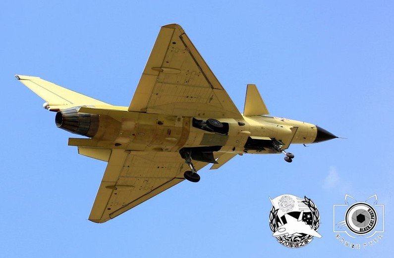 震撼！殲-10戰(zhàn)機試飛時空中放油[組圖]