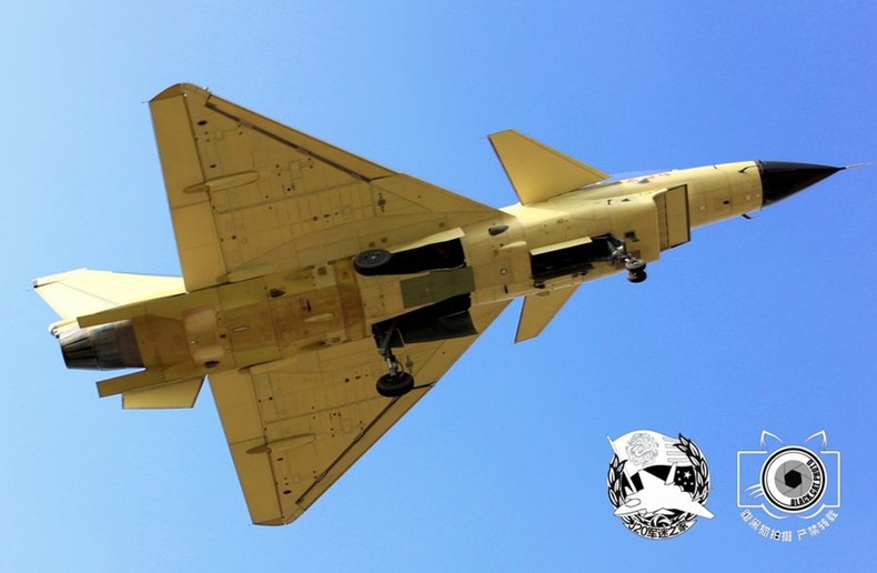 震撼！殲-10戰(zhàn)機(jī)試飛時(shí)空中放油[組圖]