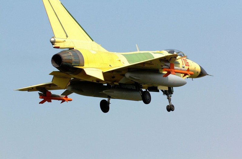 震撼！殲-10戰(zhàn)機試飛時空中放油[組圖]